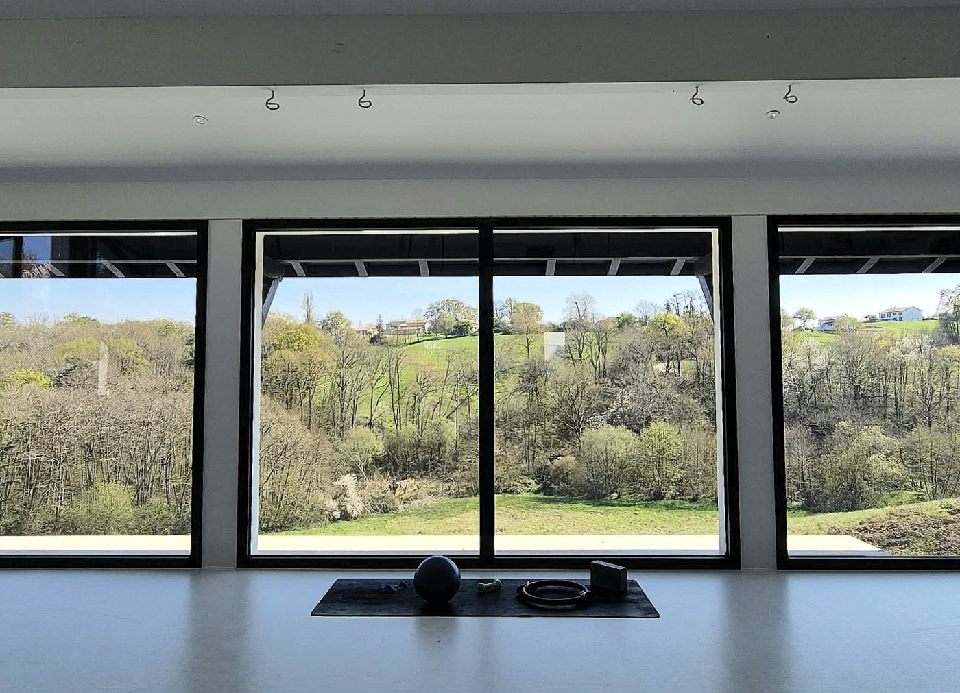 La salle du centre de formation, vue sur la nature